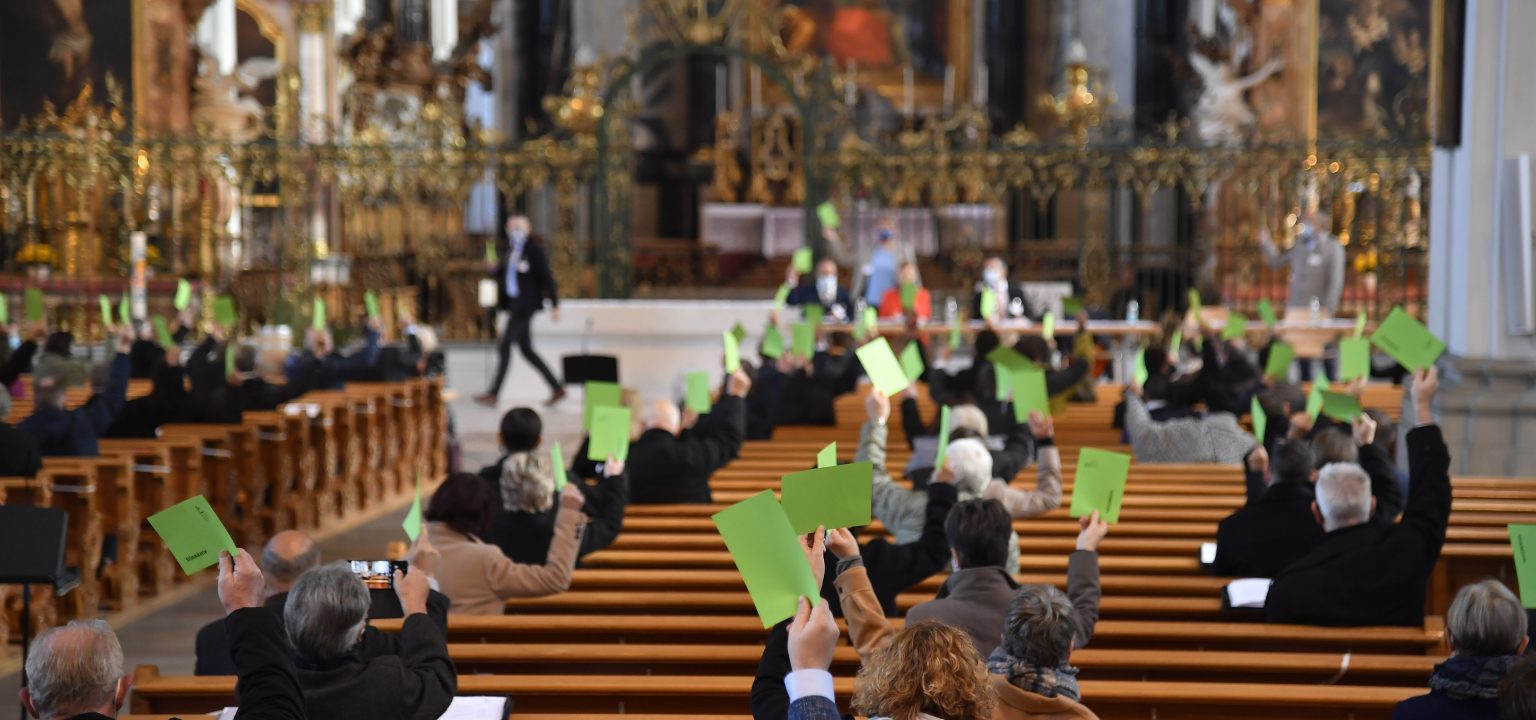 Die Sitzung des Kath. Kollegiums fand coronabedingt in der Kathedrale statt. (Bild: Regina Kühne)