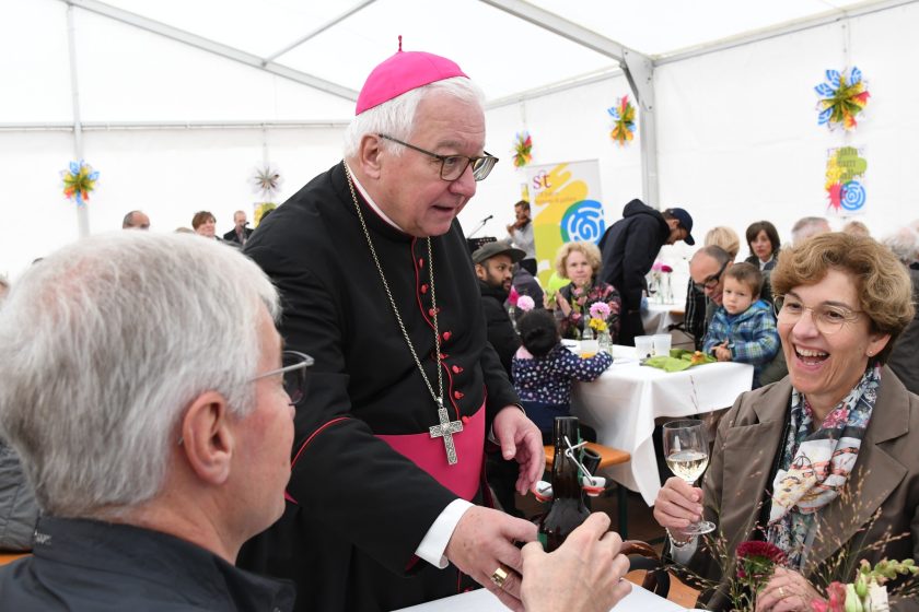 Bistumsjubiläum - Bischof Markus mischt sich unter das Volk
