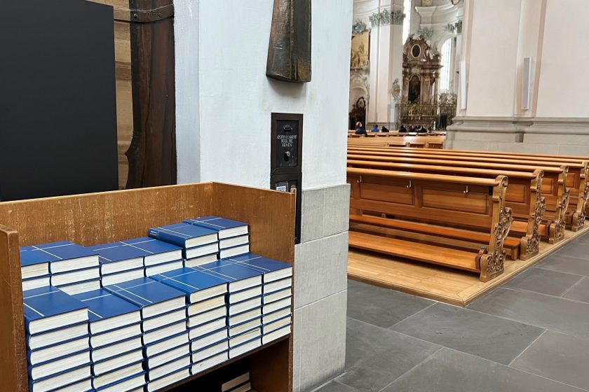 Das blaue Kirchengesangsbuch in den Pfarreien soll ersetzt werden.