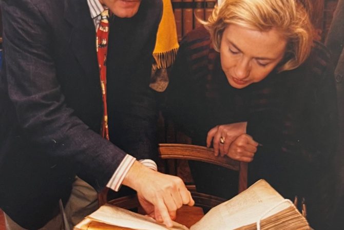 Cornel Dora zeigt Hillary Clinton den Codex 254 mit dem Sterbesang von Beda
