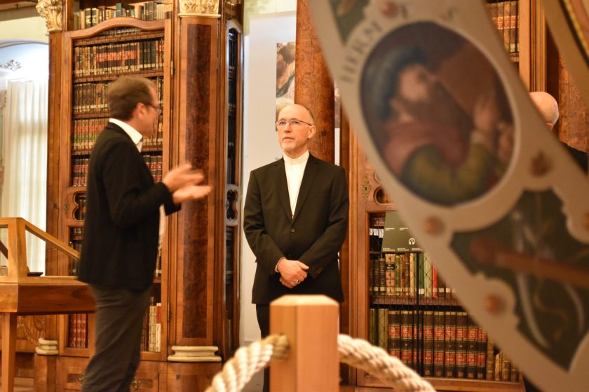 Stiftsbibliothekar Cornel Dora erläutert dem Nuntius diese bedeutungsvolle Bibliothek.