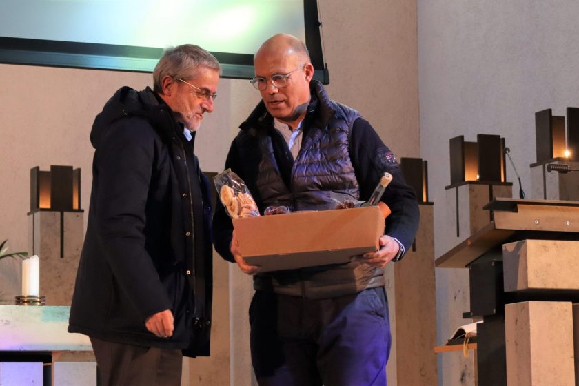 Markus Stäheli (rechts) bedankt sich im Namen der Kirchgemeinden bei Jürgen Baur-Fuchs.