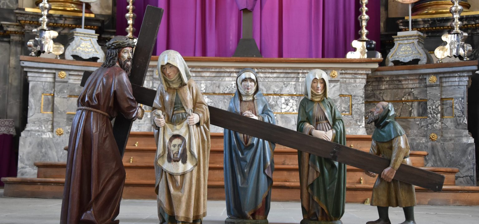 Jesus auf dem Weg zur Kreuzigung / Szene vor dem Hochaltar in der Kathedrale St.Gallen. Bild: Roger Fuchs