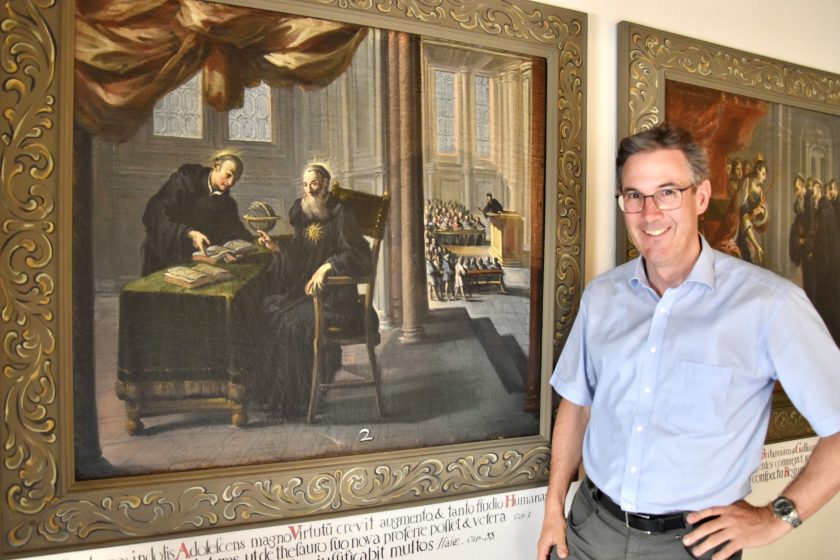 Dompfarrer Beat Grögli in der Galluskapelle neben dem Bild, das Gallus (links) zusammen mit Kolumban, seinem Meister, zeigt. Bild: Roger Fuchs