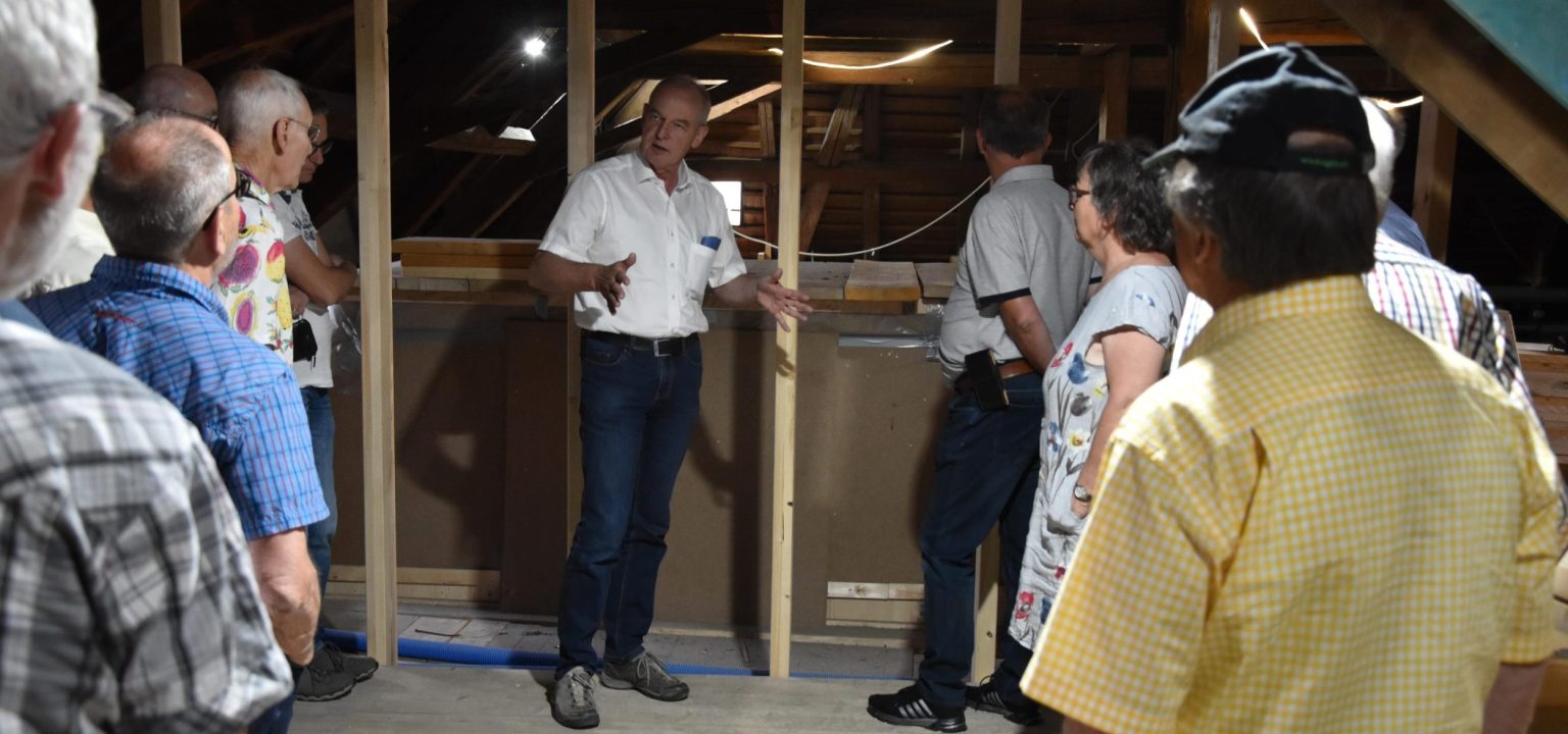 Administrationsrat Lothar Bandel berichtet im Dachgeschoss des Dekanatsflügels über die laufenden Bauarbeiten.