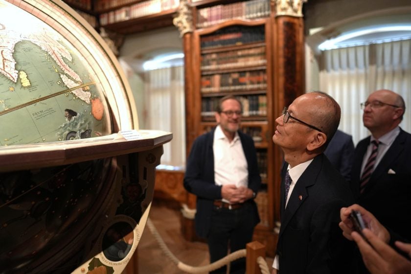 Der St.Galler Globus wird vom japanischen Botschafter genau beäugt.