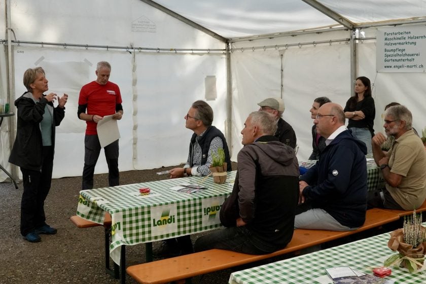 Katrin Meier, Präsidentin der Waldregion 1, führt ins Thema ein.