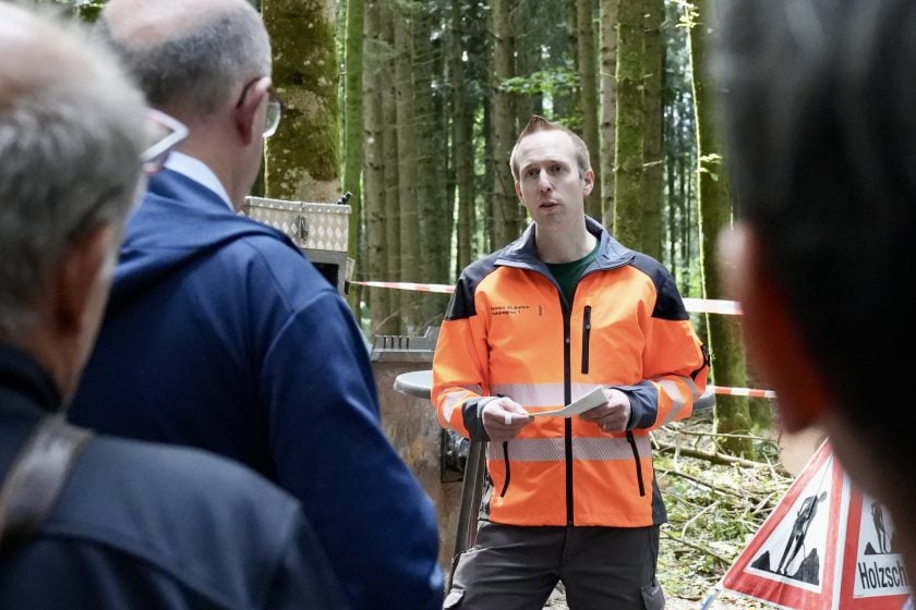 Pascal Gmür, Leiter Staatswald, informiert über die teilmechanisierte Holzernte