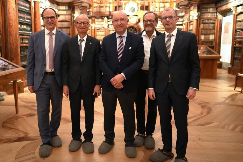 Regierungsrat Marc Hächler, der japanische Botschafter Yoshinori Fujyama, Regierungspräsident Beat Tinner, Stiftsbibliothekar Cornel Dora, Administrationsratspräsident Armin Bossart.
