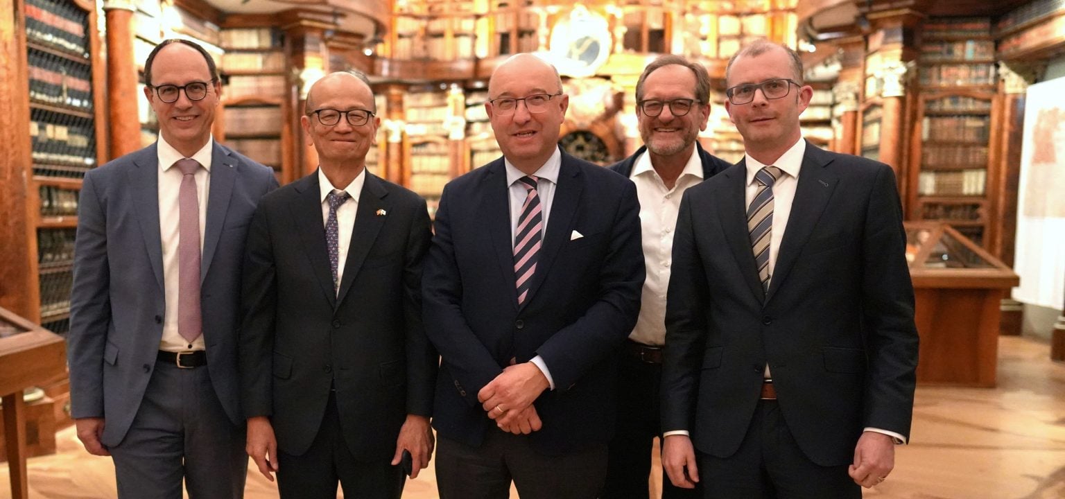 Regierungsrat Marc Hächler, Der Japanische Botschafter Yoshinori Fujyama, Regierungspräsident Beat Tinner, Stiftsbibliothekar Cornel Dora, Administrationsratspräsident Armin Bossart Kopie