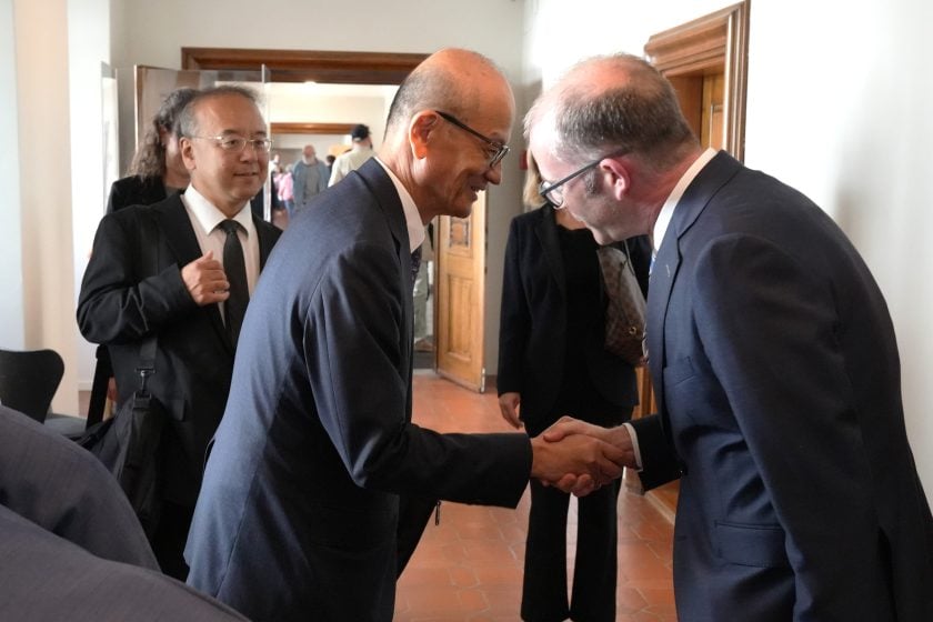 Mit leichter Verbeugung: Administrationsratspräsident Armin Bossart begrüsst den japanischen Botschafter.