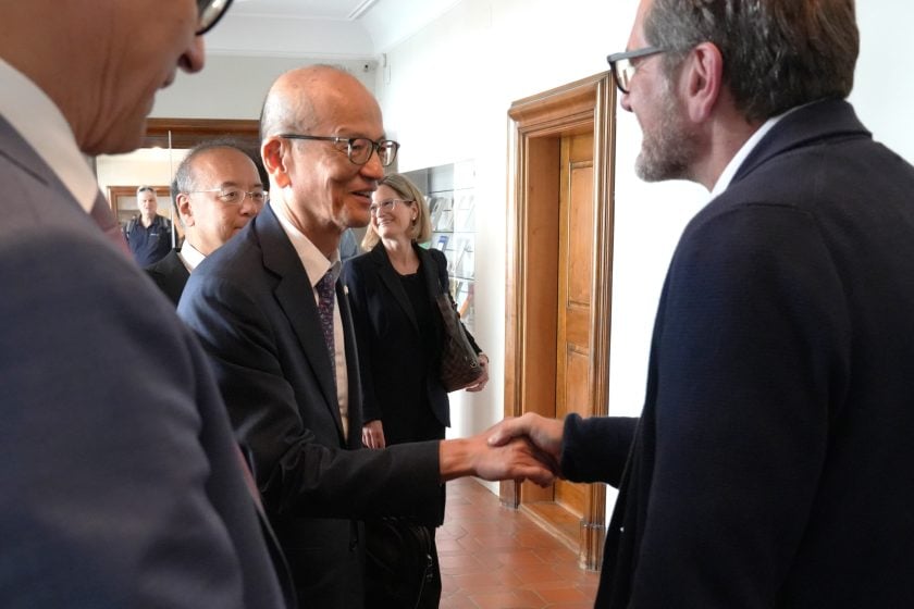 Auch Stiftsbibliothekar Cornel Dora freut sich über den Besuch.