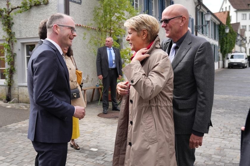 Die Schweizer Bundespräsidentin Karin Keller-Sutter zusammen mit ihrem Ehemann.