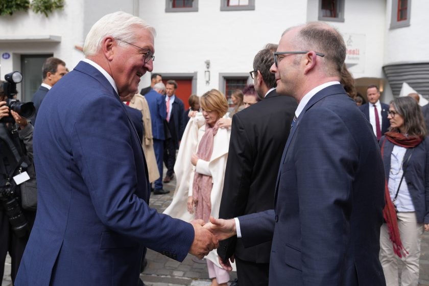Administrationsratspräsident Armin Bossart begrüsst den deutschen Bundespräsidenten Frank-Walter Steinmeier
