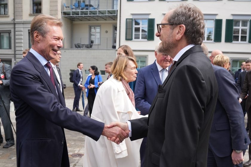 Händedruck zwischen dem Grossherzog von Luxemburg und Stiftsbibliothekar Cornel Dora.