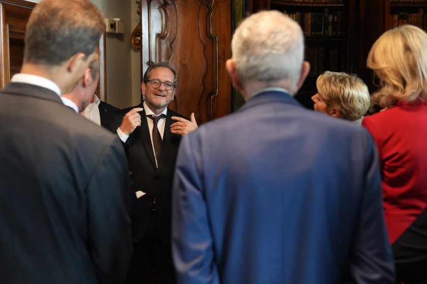 Cornel Dora führt hinein in die Stiftsbibliothek.