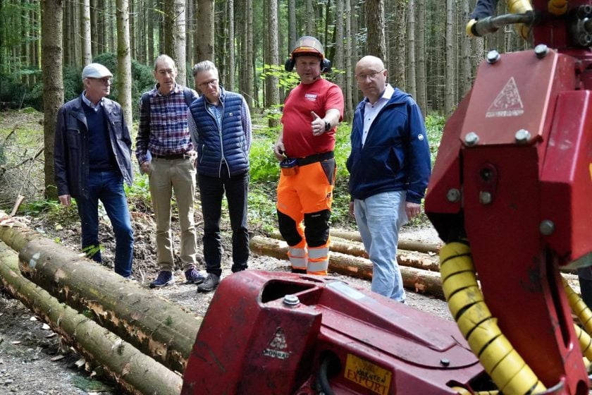 Sie lassen sich über die Wald- und Holzwirtschaft informieren: Administrationsrat Lothar Bandel (links), Verwaltungsdirektor Thomas Franck (Mitte), Regierungspräsident Beat Tinner (rechts).