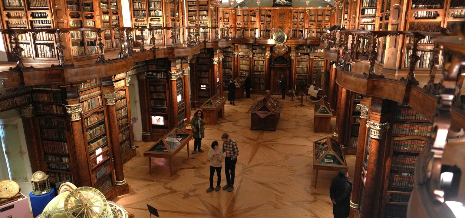 Einblick in den Barocksaal der Stiftsbibliothek.