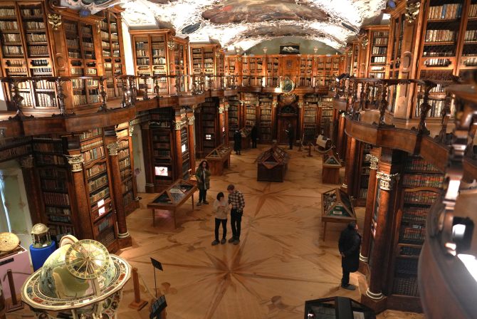 Einblick in den Barocksaal der Stiftsbibliothek.