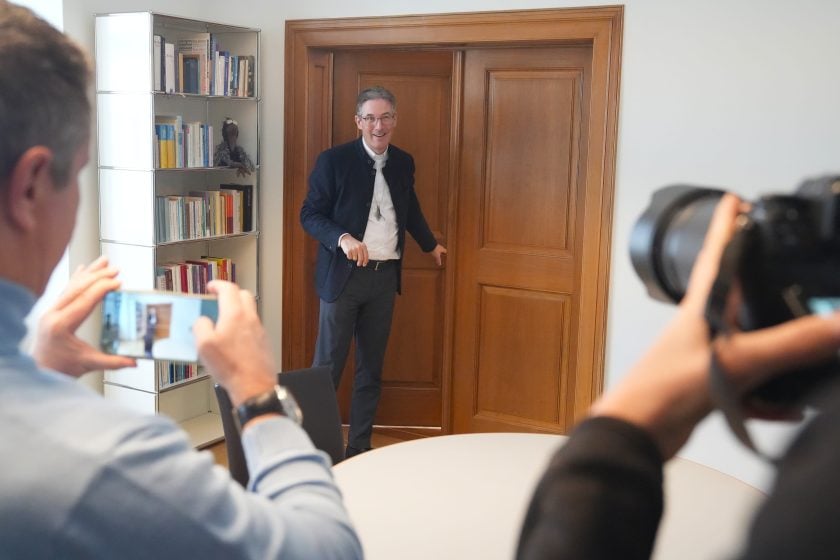 Im Fokus der Kameras: Bischof Beat Grögli im sanierten Bischofshaus St.Gallen.
