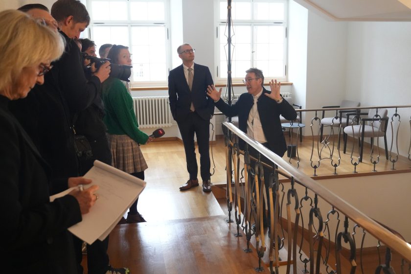 Im Entrée spricht Bischof Beat Grögli unter anderem über die Bilder an den Wänden.