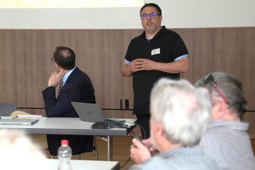 Ivan Catellino, KVR-Präsident von Benken, stellt als Gastgeber die Kirchgemeinde vor.