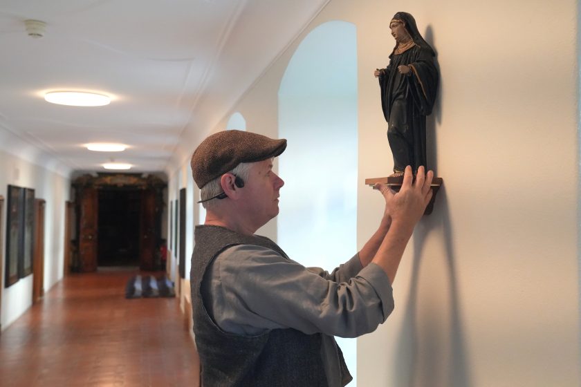 Kunstrestaurator Hanspeter Strang Sucht Nach Der Richtigen Höhe Für Die Montage Der Figur