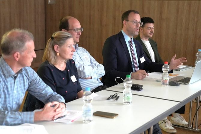 Präsident Matthias Wettstein führt durch die Traktanden.