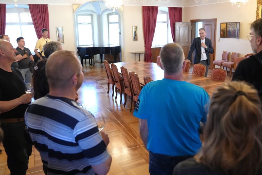 In jedem Raum weiss Bischof Beat Grögli etwas zu erzählen, hier im Festsaal.