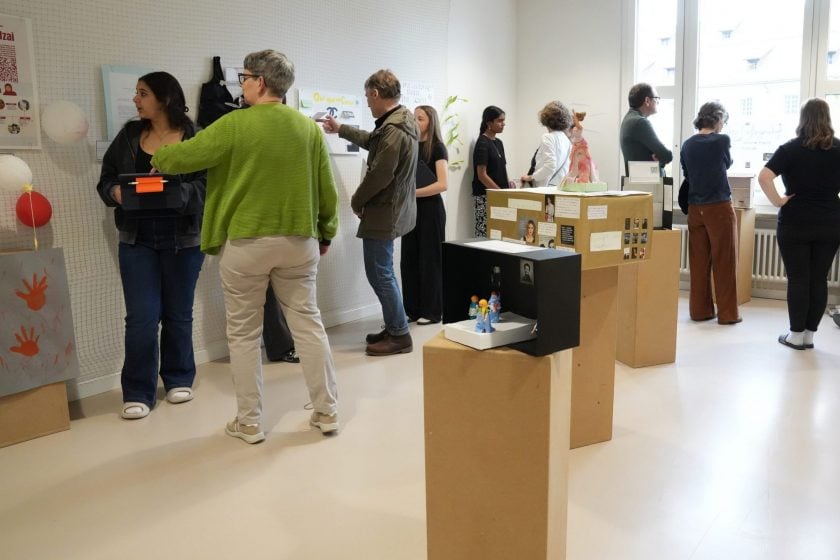 Schülerinnen zeigen den Gästen ihre Ausstellung in der Meitleflade.