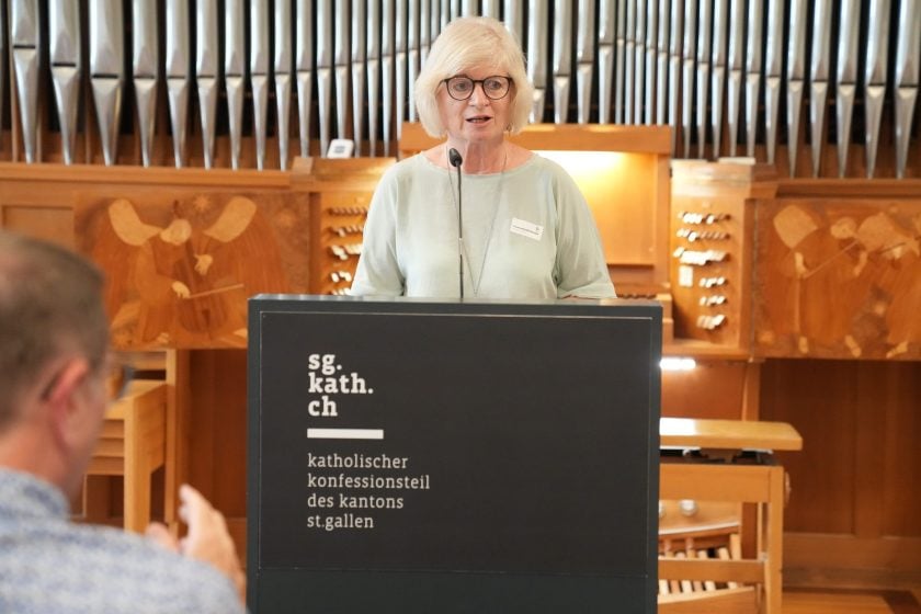 Administrationsrätin Cornelia Brändli-Bommer führt durch den Anlass.