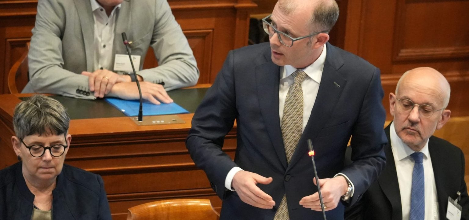 Administrationsratspräsident Armin Bossart argumentiert erfolgreich gegen Anträge des St.Galler Kollegienrats Johann Schuster.
