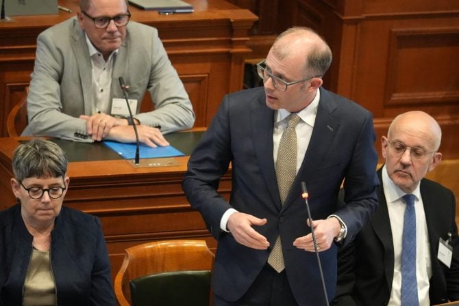 Administrationsratspräsident Armin Bossart argumentiert erfolgreich gegen Anträge des St.Galler Kollegienrats Johann Schuster.