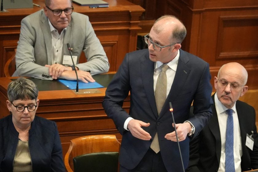 Administrationsratspräsident Armin Bossart argumentiert erfolgreich gegen Anträge des St.Galler Kollegienrats Johann Schuster.