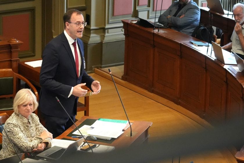 Administrationsrat Matthias Wettstein setzt sich für eine neue Orgel im Musiksaal ein.