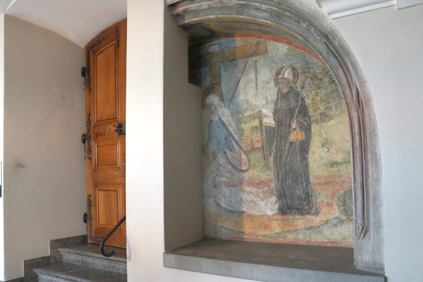 Dieses Wandgemälde im Kreuzgang der Kathedrale St.Gallen markiert bis heute die Grabesstelle des bekannten Fürstabts Ulrich Rösch,