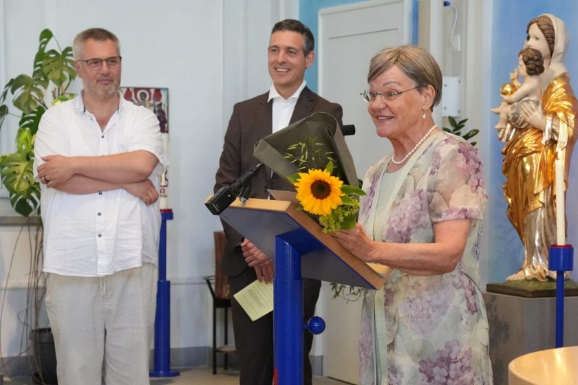 Helene Agnes Hochreutener dankt namens der Diplomierten den Schulleitern Andreas Hausammann und Xoán Castiñeira.