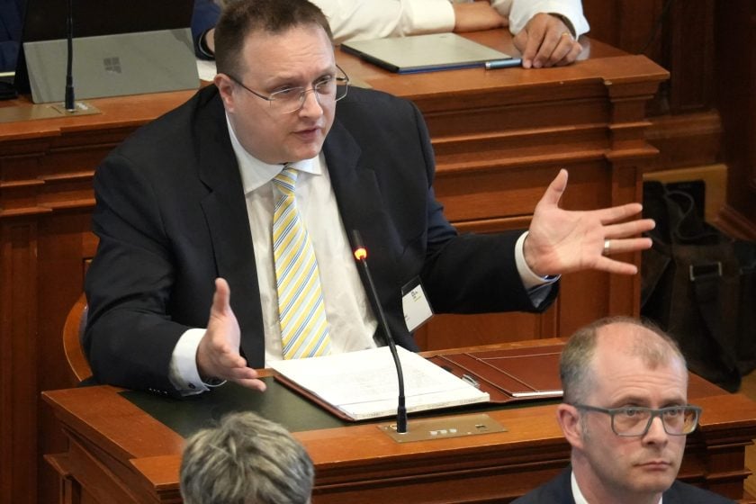 Kollegienrat Robert Büchel, Präsident der vorberatenden Kommission betreffend Stipendiendekret.