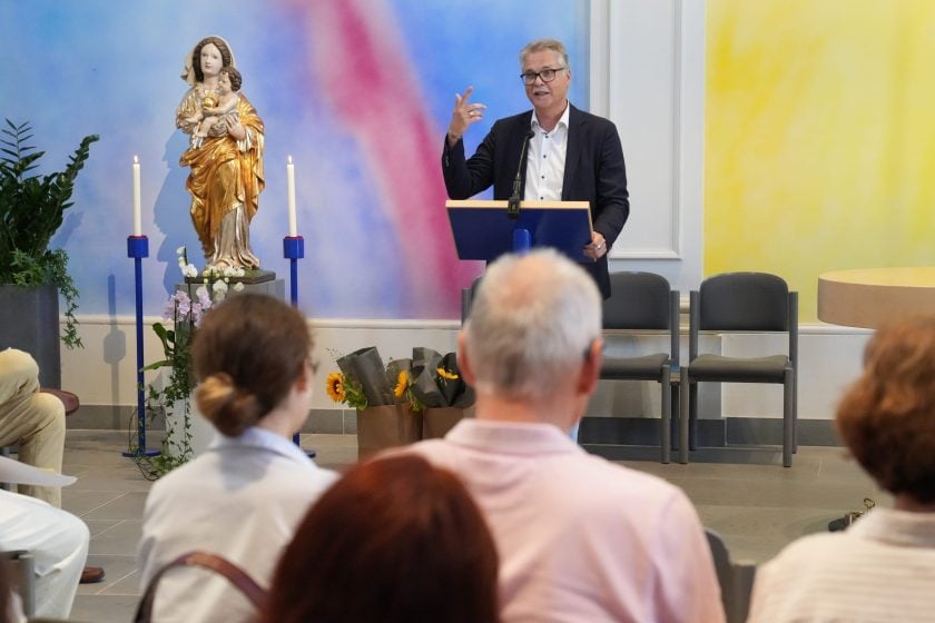 Martin Schmidt, Kirchenratspräsident der Evang.-ref. Kirche im Kanton St.Gallen, begrüsst zur Feier.