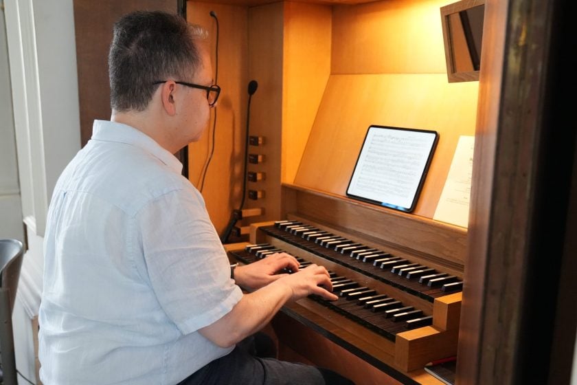 Martin Welzel an der Orgel.