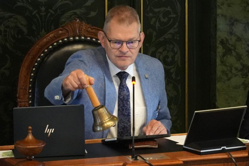 Kollegiumspräsident Bernhard Krempl läutet die Session ein.