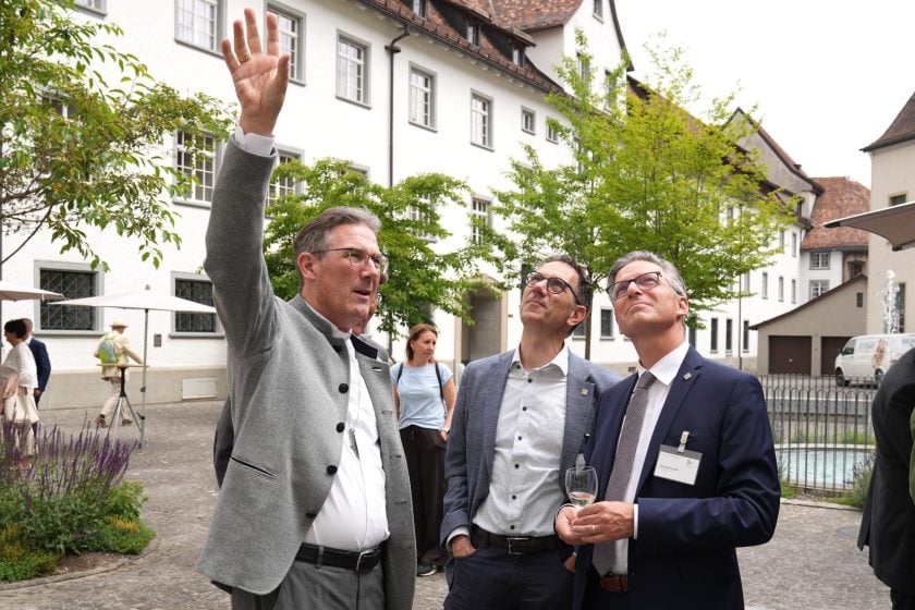 Mittagsimbiss und Austausch - mit Bischof Beat Grögli (links).