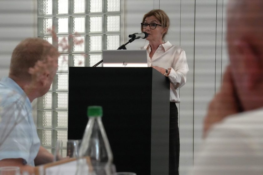 Hält eine Gastrede: Schulleiterin Sonja Dietrich von der Meitleflade.
