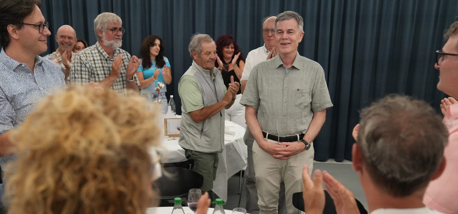Standing Ovation für Felix Oesch von den rund 150 anwesenden Lehrpersonen, Mitgliedern des Schulrats und des Administrationsrats