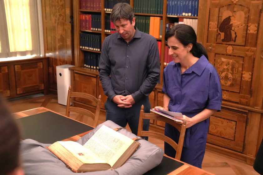 Philipp Lenz, stellvertretender Stiftsbibliothekar, hilft der TV-Moderatorin fachlich aus.