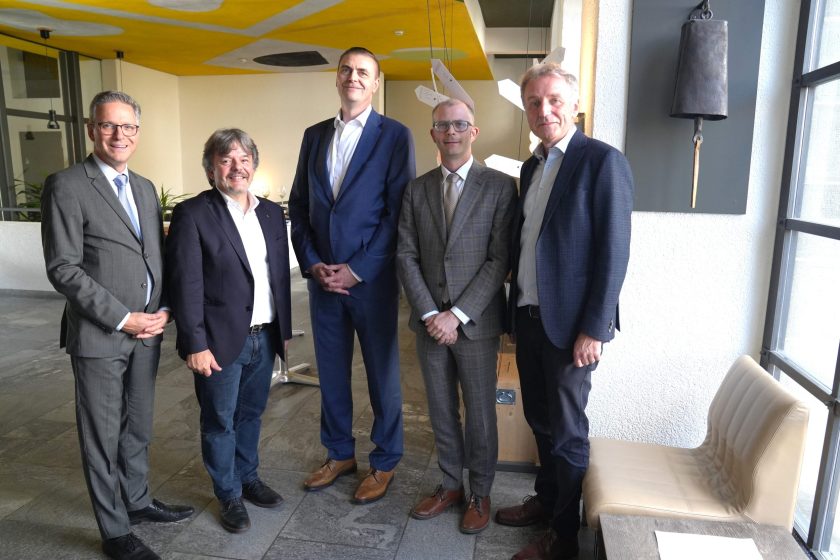 v.l: Thomas Franck, Verwaltungsdirektor Kath. Konfessionsteil; Armin Lutz, Leiter Unternehmenskommunikation Debrunner Koenig AG; CEO Mitja Schulz; Administrationsratspräsident Armin Bossart und Peter Erhart, Stiftsarchivar.