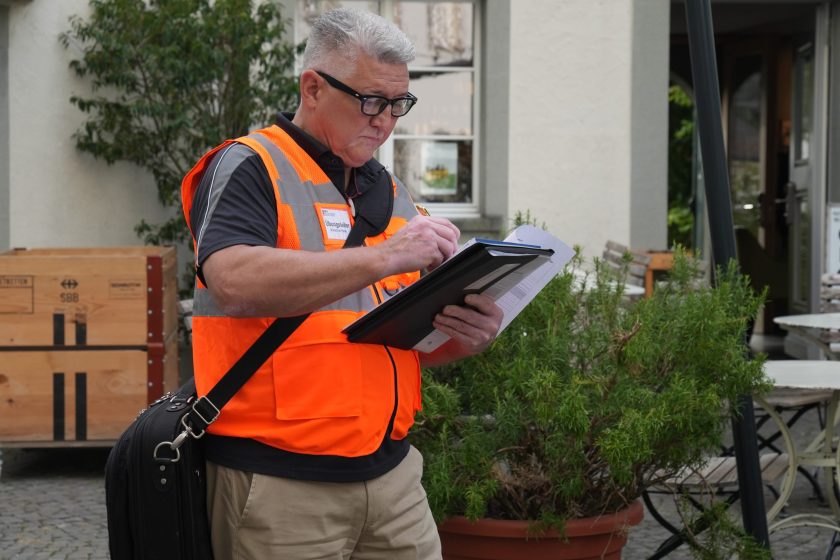 Der Übungsleiter verfolgt das Geschehen und notiert Auffälligkeiten.