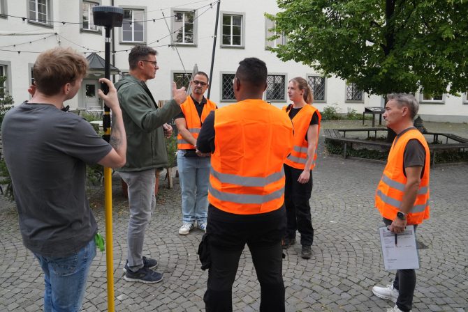 Pirmin Koster, Verantwortlicher für den Gebäudeunterhalt, erteilt letzte Anweisungen zur Übung.