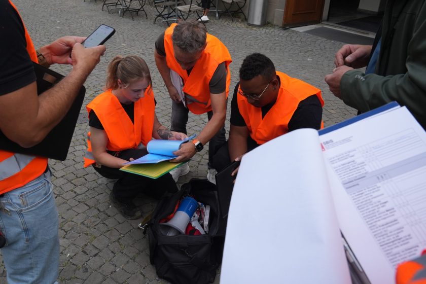 Das Team kontrolliert die Materialtasche.