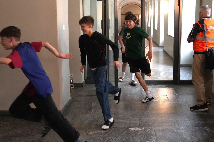 Kurz nach dem Auslösen des Alarms sprinten die ersten Schüler der Buebeflade ins Freie.